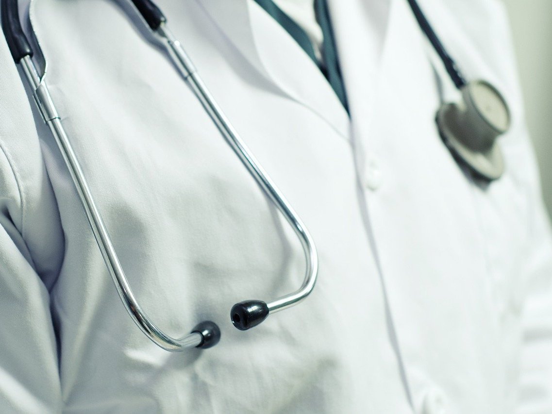 Ein Arzt mit einem Stethoskop um den Hals