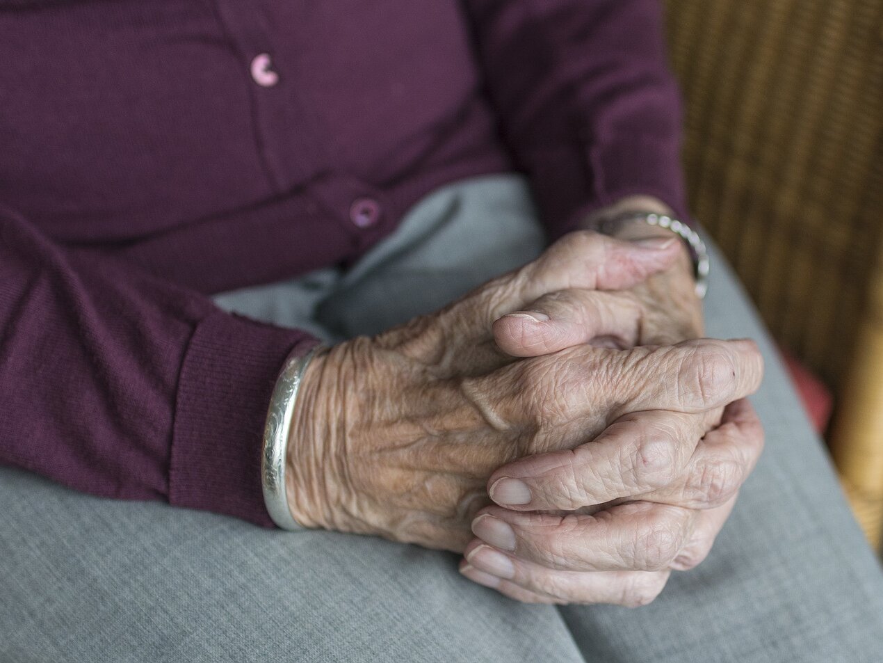 Gefaltete Hände einer älteren Frau