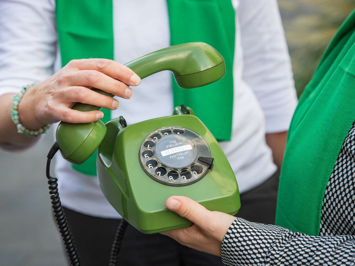 Ein altes Telefon mit Wählscheibe