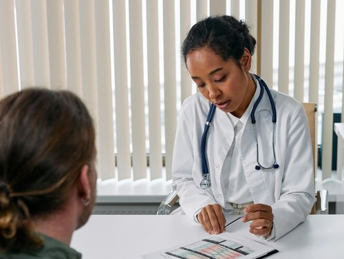 Eine Ärztin in einem Gespräch mit einem Patienten