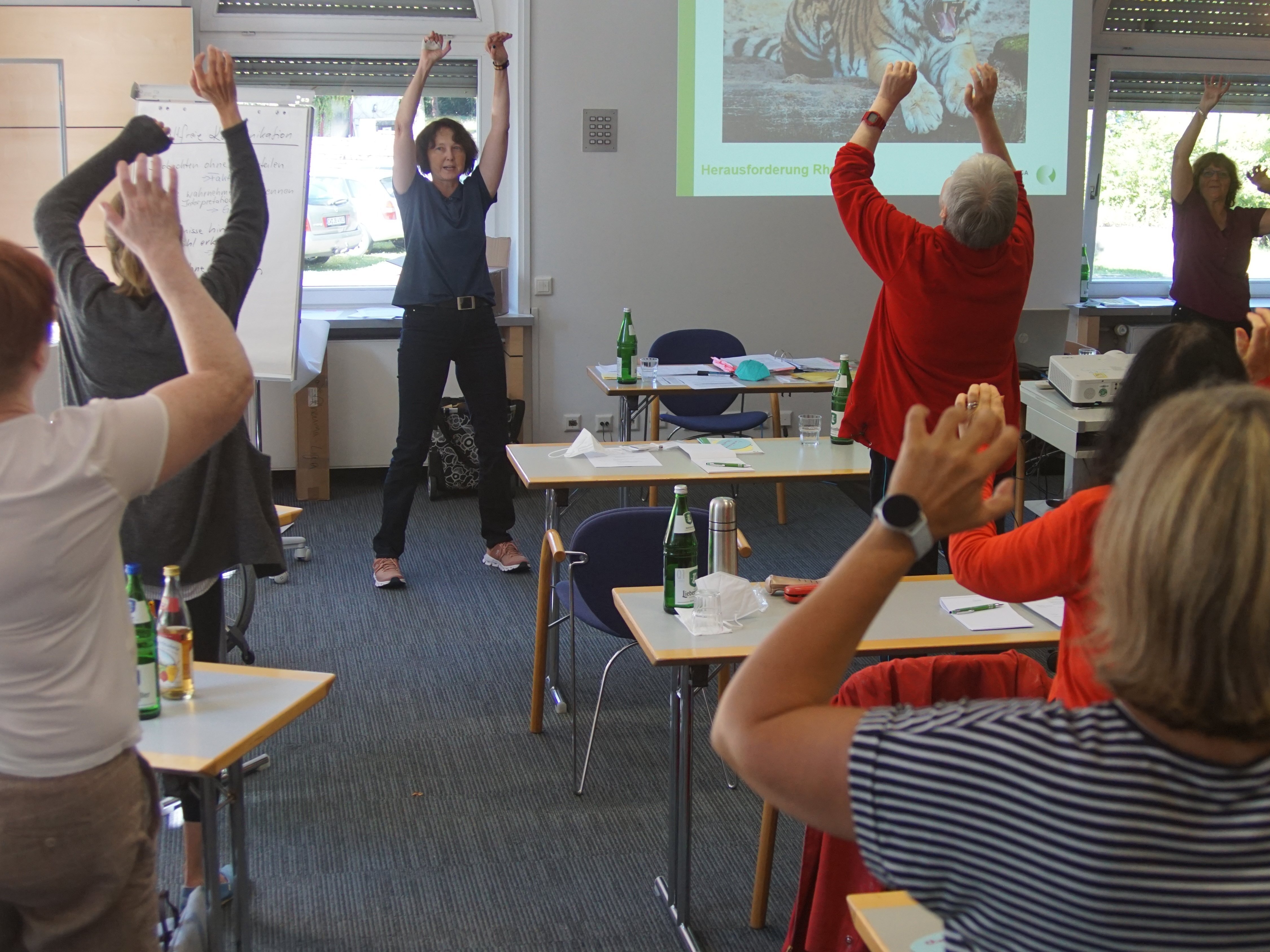 Teilnehmerinnen bei Bewegungsübung im Selbstmanagement-Kurs