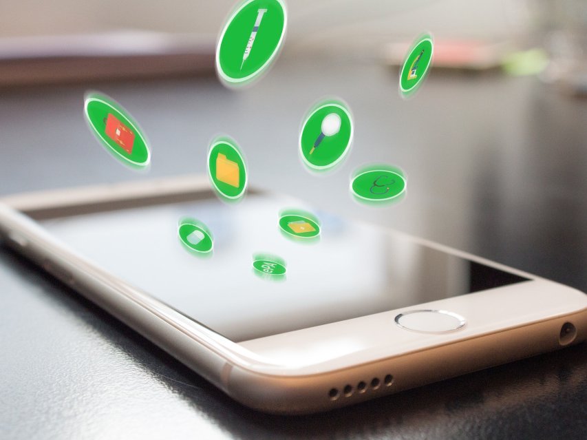 Smartphone mit schwebenden Symbolen für digitale Gesundheitsanwendungen wie elektronische Patientenakte, Rezepte und medizinische Informationen